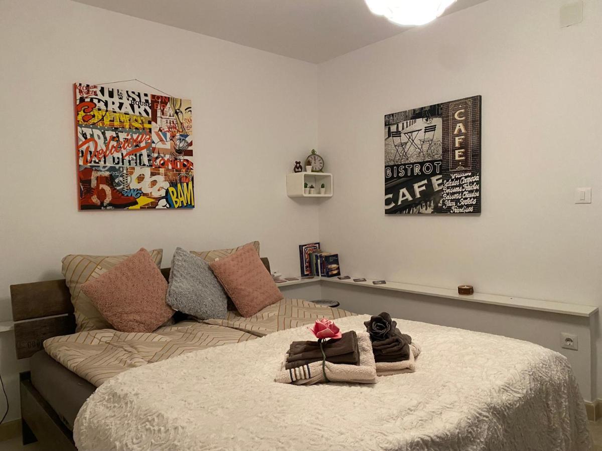 Apartment Paris Njivice Esterno foto