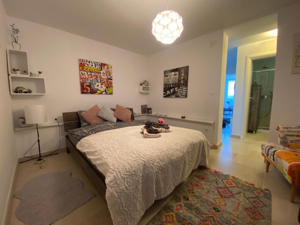 Apartment Paris Njivice Esterno foto